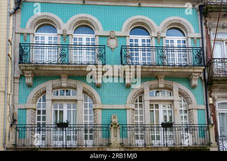Wunderschöne, farbenfrohe Gebäudefassade in Porto Portugal mit Asulejo-Fliesen. Stockfoto