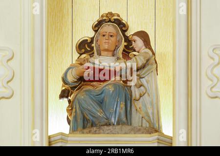 Statue der Heiligen Anne, der Mutter unserer Lieben Frau und der mütterlichen Großmutter Jesu Christi Stockfoto