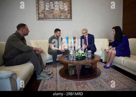 Sofia, Bulgarien. 06. Juli 2023. Der ukrainische Präsident Wolodymyr Zelenskyy, 2. Linke, spricht mit Bulgarien Premierminister Nikolai Denkov, 2. Rechte, bilaterale Treffen als ukrainischer Leiter des Präsidentschaftsstabs Andriy Yermak, Linke, und bulgarische Außenministerin Mariya Gabriel, rechts, siehe Ministerrat, 6. Juli 2023 in Sofia, Bulgarien. Kredit: Ukrainischer Ratsvorsitz/Ukrainischer Ratsvorsitz/Alamy Live News Stockfoto