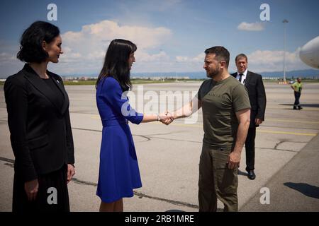 Sofia, Bulgarien. 06. Juli 2023. Der ukrainische Präsident Volodymyr Zelenskyy, rechts, wird von der bulgarischen Außenministerin Mariya Gabriel, Mitte, bei der Ankunft am 6. Juli 2023 in Sofia, Bulgarien. Kredit: Ukrainischer Ratsvorsitz/Ukrainischer Ratsvorsitz/Alamy Live News Stockfoto