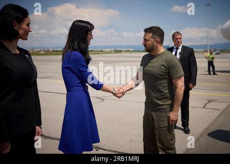 Sofia, Bulgarien. 06. Juli 2023. Der ukrainische Präsident Volodymyr Zelenskyy wird von der bulgarischen Außenministerin Mariya Gabriel bei seiner Ankunft am 6. Juli 2023 in Sofia (Bulgarien) begrüßt. Kredit: Ukrainischer Ratsvorsitz/Ukrainischer Ratsvorsitz/Alamy Live News Stockfoto