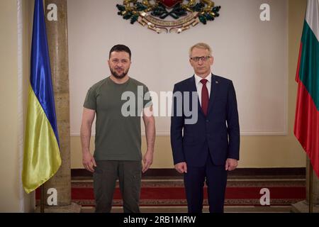 Sofia, Bulgarien. 06. Juli 2023. Der ukrainische Präsident Volodymyr Zelenskyy, links, steht mit dem bulgarischen Premierminister Nikolai Denkov, rechts, während der Ankunftszeremonien im Büro des Ministerrates am 6. Juli 2023 in Sofia, Bulgarien, zusammen. Kredit: Ukrainischer Ratsvorsitz/Ukrainischer Ratsvorsitz/Alamy Live News Stockfoto