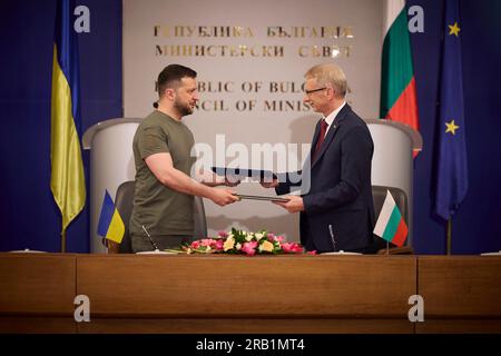 Sofia, Bulgarien. 06. Juli 2023. Der ukrainische Präsident Volodymyr Zelenskyy, Linke, tauscht unterzeichnete Dokumente mit Bulgarien Premierminister Nikolai Denkov über den Beitritt der Ukraine zur NATO im Büro des Ministerrates am 6. Juli 2023 in Sofia (Bulgarien) aus. Kredit: Ukrainischer Ratsvorsitz/Ukrainischer Ratsvorsitz/Alamy Live News Stockfoto