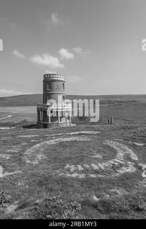 Clavell Tower mit Blick auf Kimmeridge Bay in Dorset Stockfoto