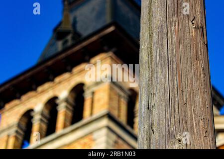 Verlassene Ruine des orangefarbenen Burgturms in der Nachmittagssonne Stockfoto