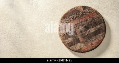 Altes Pizzabrett oder Schneidebrett auf Sandsteinstruktur Stockfoto