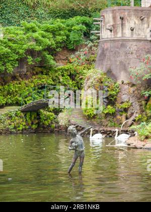 Statue über dem Wasser im Monte Palace Tropical Garden in Funchal Stockfoto