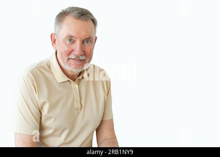Selbstbewusster, stilvoller Seniorenmann im mittleren Alter, isoliert auf weißem Hintergrund mit Kopierbereich. Ein älterer, reifer 70s-Mann lächelt. Glückliches, attraktives Seniorenbart-Großvater-Porträt. Glückliche Menschen Stockfoto