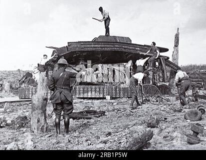 Späher entfernen einen verlassenen Tank nahe Peronne an der Westfront während des Ersten Weltkriegs. Stockfoto