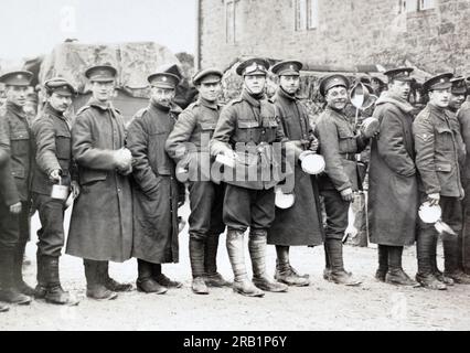 Eine Kantinenlinie von Soldaten des Army Service Corps während des Ersten Weltkriegs. Stockfoto