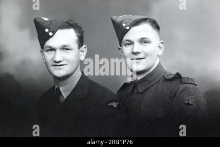 Ein Royal Air Force-Flieger neben einem Royal Artillery-Schützen der 5. Anti-Aircraft Division c.1938-1942. Stockfoto