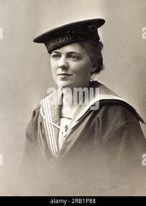 Eine Frau in der Uniform eines Marinesoldaten mit einer HMS-Zerstörer-Mützenzählung. Stockfoto