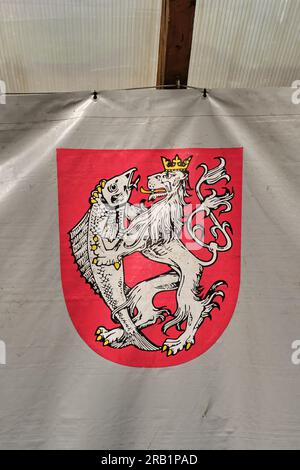 Decin, Tschechische Republik: Das Wappen der Stadt Decin (Tetschen). Ein aufrechter, gekrönter, weißer Löwe, der einen Fisch auf rotem Hintergrund leckt. Stockfoto