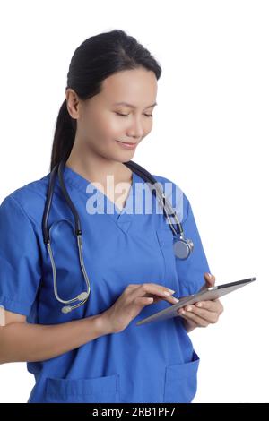 Wunderschöne asiatische Frau Doktor oder Schwester in blauen Kissen isoliert auf weißem Hintergrund mit Kopierbereich Stockfoto