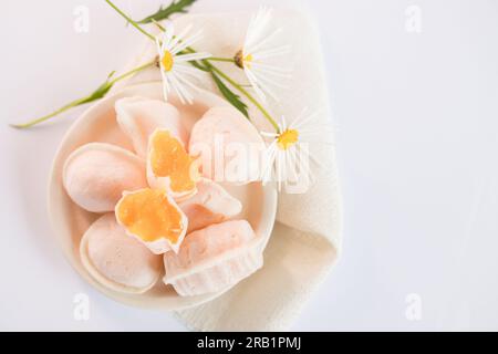 Weiche Eier „Ovos Moles“ aus Aveiro, Portugal. Traditionelle süße portugiesische regionale Küche. Süß auf der Basis von Eigelb, Zuckerwasser und Waffeln. Stockfoto