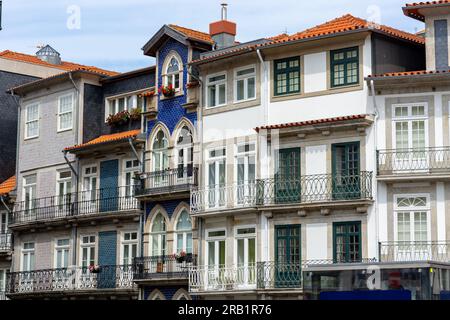 Wunderschöne, farbenfrohe Gebäudefassade in Porto Portugal mit Asulejo-Fliesen. Stockfoto