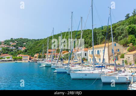 Kioni, Ithaka, Griechenland, 01. Juli 2023. Der hübsche Hafen von Kioni auf der Ionischen Insel Ithaka, Griechenland, mit verankerten Yatches, bunten Häusern und Tavernen Stockfoto