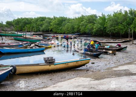 Santo Amaro, Bahia, Brasilien - 24. Juli 2022: Fischer werden dabei gesehen, wie sie ihre Kanus für den Fischfang auf dem Fluss vorbereiten. Santo Amaro, Bahia. Stockfoto