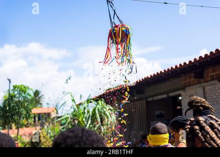 Santo Amaro, Bahia, Brasilien - 24. Juli 2022: Keramiktopf hängt von einem Seil, um von den Teilnehmern des Spiels zerbrochen zu werden. Traditionell nordöstlich Stockfoto