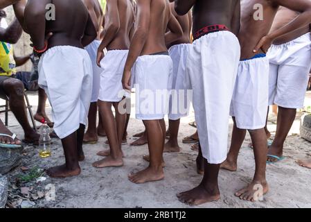 Santo Amaro, Bahia, Brasilien - 24. Juli 2022: Unterer Teil der Schauspieler der Nego Fugido Kulturmanifestation, die auf den Start warten. Acupe, Santo Stockfoto