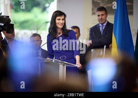 Sofia, Bulgarien. 06. Juli 2023. Die bulgarische Außenministerin Mariya Gabriel spricht während eines Treffens mit führenden Vertretern der Zivilgesellschaft und Journalisten im Büro des Ministerrates am 6. Juli 2023 in Sofia (Bulgarien). Kredit: Ukrainischer Ratsvorsitz/Ukrainischer Ratsvorsitz/Alamy Live News Stockfoto