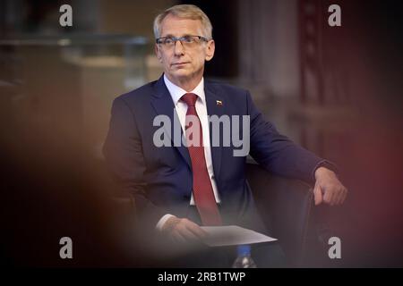 Sofia, Bulgarien. 06. Juli 2023. Bulgarien Premierminister Nikolai Denkov hört während eines Treffens mit führenden Vertretern der Zivilgesellschaft und Journalisten im Büro des Ministerrates am 6. Juli 2023 in Sofia (Bulgarien) zu. Kredit: Ukrainischer Ratsvorsitz/Ukrainischer Ratsvorsitz/Alamy Live News Stockfoto