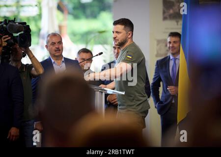 Sofia, Bulgarien. 06. Juli 2023. Der ukrainische Präsident Volodymyr Zelenskyy hält während eines Treffens mit führenden Vertretern der Zivilgesellschaft und Journalisten im Büro des Ministerrates am 6. Juli 2023 in Sofia (Bulgarien) eine Rede. Kredit: Ukrainischer Ratsvorsitz/Ukrainischer Ratsvorsitz/Alamy Live News Stockfoto