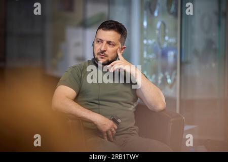 Sofia, Bulgarien. 06. Juli 2023. Der ukrainische Präsident Volodymyr Zelenskyy hört während eines Treffens mit führenden Vertretern der Zivilgesellschaft und Journalisten im Büro des Ministerrates am 6. Juli 2023 in Sofia (Bulgarien) zu. Kredit: Ukrainischer Ratsvorsitz/Ukrainischer Ratsvorsitz/Alamy Live News Stockfoto