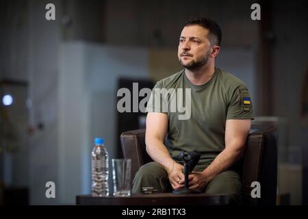 Sofia, Bulgarien. 06. Juli 2023. Der ukrainische Präsident Volodymyr Zelenskyy hört während eines Treffens mit führenden Vertretern der Zivilgesellschaft und Journalisten im Büro des Ministerrates am 6. Juli 2023 in Sofia (Bulgarien) zu. Kredit: Ukrainischer Ratsvorsitz/Ukrainischer Ratsvorsitz/Alamy Live News Stockfoto