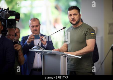 Sofia, Bulgarien. 06. Juli 2023. Der ukrainische Präsident Volodymyr Zelenskyy hält während eines Treffens mit führenden Vertretern der Zivilgesellschaft und Journalisten im Büro des Ministerrates am 6. Juli 2023 in Sofia (Bulgarien) eine Rede. Kredit: Ukrainischer Ratsvorsitz/Ukrainischer Ratsvorsitz/Alamy Live News Stockfoto