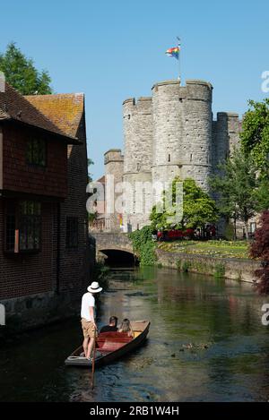 Chartham Gardens Canterbury Kent mit Touristen auf einer romantischen Bootsfahrt auf dem Kanal des Flusses stour Stockfoto