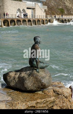 Die Bronzestatue der Folkstone-Meerjungfrau mit Blick auf das Meer wurde von der Statue der kleinen Meerjungfrau in Kopenhagen inspiriert. Stockfoto