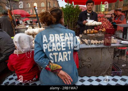 Kashgar, China. Am 23. März 2016 isst Eine chinesische Familie in einem traditionellen Straßenbasar im Zentrum der Stadt Kashgar in der Autonomen Region Xinjiang Uygur im Westen Chinas Stockfoto