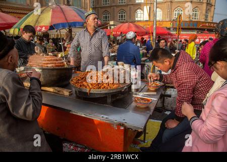 Kashgar, China. Am 23. März 2016 serviert Ein uigurischer Mann einem Volk auf dem Wochenmarkt im Zentrum von Kashgar in der Uigurischen Autonomen Region Xinjiang im Westen Chinas Essen Stockfoto