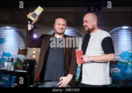 Berlin, Deutschland. 06. Juli 2023. Hagen Decker (l) und John Cook gewinnen den deutschen Podcast Award in der Kategorie „Bester unabhängiger Podcast“ für ihren Podcast „Sucht & Süchtig“ in Prince Charles. Kredit: Annette Riedl/dpa/Alamy Live News Stockfoto