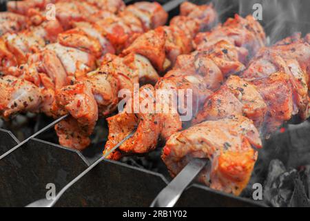Schweinespieße, auf Spießen auf dem Grill geröstet. Stockfoto