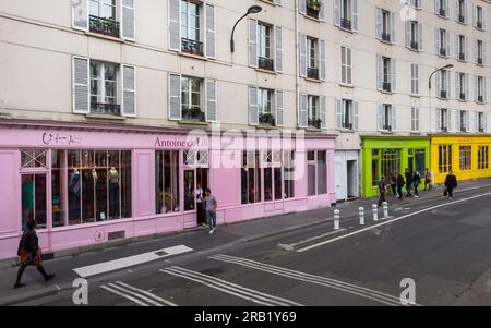 Paris, Frankreich, Nov. 29. 2022, Blick auf die Fassade von Antoine und Lili, ein kleines Pariser Modehaus am Kanal saint-martin im the10. Bezirk der Mütze Stockfoto