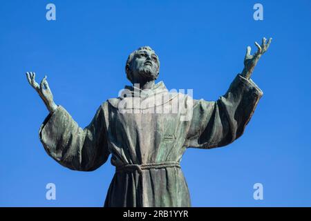 NEAPEL, ITALIEN - 22. APRIL 2023: Die Bronzestatue von St. Francis von Assisi in der Nähe der Kirche Basilica dell'Incoronata Madre del Buon Consiglio ab 20. Stockfoto