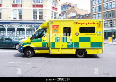 london Krankenwagen auf Speed Notfall Service Callout in Old Street london uk Stockfoto