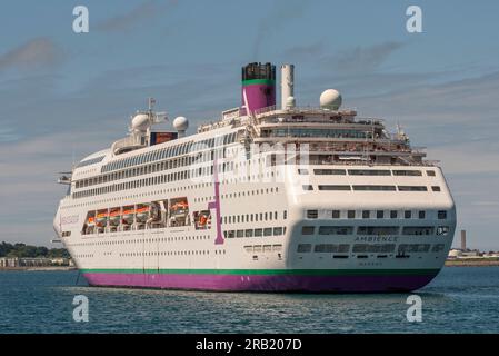 St. Peter Port, Guernsey, Kanalinseln. 11. Juni 2023 Kreuzfahrtschiff vor Anker vor Guernsey, Kanalinseln. Stockfoto