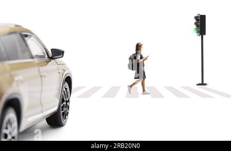 Ein Student überquert eine Straße und fährt mit einem Smartphone und einem Auto in Richtung Fußgängerübergang isoliert auf weißem Hintergrund Stockfoto
