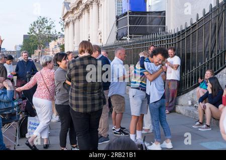 London UK. 6. Juli. Leute tanzen zu den Liedern von Tom Jones auf dem Greenwich Summer Sounds Festival 2023. Kredit: Glosszoom/Alamy Live News Stockfoto