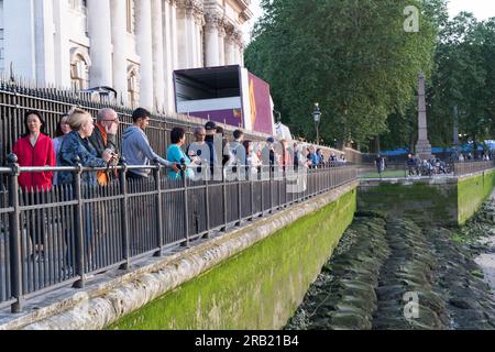 London UK. 6. Juli. Die Besucher genießen den Blick auf die Skyline von London bei Sonnenuntergang entlang der Soutbank in der Nähe von Cutty Sark, wo das Greenwich Summer Sounds Festival 2023 stattfand. Kredit: Glosszoom/Alamy Live News Stockfoto