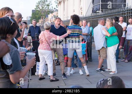 London UK. 6. Juli. Leute tanzen zu den Liedern von Tom Jones auf dem Greenwich Summer Sounds Festival 2023. Kredit: Glosszoom/Alamy Live News Stockfoto