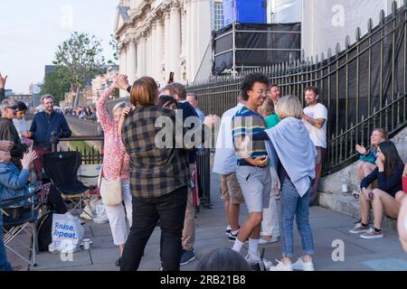 London UK. 6. Juli. Leute tanzen zu den Liedern von Tom Jones auf dem Greenwich Summer Sounds Festival 2023. Kredit: Glosszoom/Alamy Live News Stockfoto