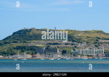 Isle of Portland, Dorset, Vereinigtes Königreich. 6. Juli 2023 Allgemeiner Blick über den Hafen von Portland von Wyke Regis in Richtung Portland Port in Castletown in Dorset. Das Asylschiff Bibby Stockholm soll diesen Monat in der Nähe des Hafens von Portland liegen. Bildnachweis: Graham Hunt/Alamy Live News Stockfoto