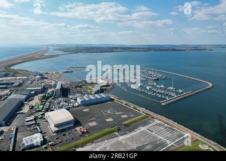 Isle of Portland, Dorset, Großbritannien. Juli 2023. Aus der Luft der Weymouth & Portland National Sailing Academy am Hafen von Portland nahe Weymouth in Dorset. Die Segelakademie war Austragungsort der Segelveranstaltungen bei den Olympischen Spielen und Paralympics in London 2012. Bildnachweis: Graham Hunt/Alamy Live News Stockfoto