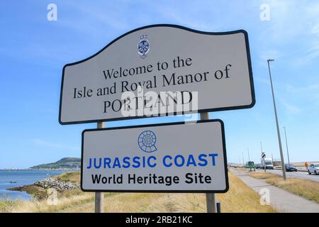 Isle of Portland, Dorset, Vereinigtes Königreich. 6. Juli 2023 Willkommen am Schild „Isle and Royal Manor of Portland“ am Chesil Beach Causeway zwischen Wyke Regis und Castletown in Dorset. Das Asylschiff Bibby Stockholm soll diesen Monat in der Nähe des Hafens von Portland liegen. Bildnachweis: Graham Hunt/Alamy Live News Stockfoto