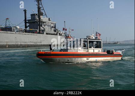 Mitglieder des Coast Guard Maritime Safety and Security Team (MSST) 91101 (Seattle), führen Schulungen mit der pervianischen Küstenwache in der Nähe der Base Naval del Callao, Peru, 4. Juli 2023 während der Übung Resolute Sentinel 23 durch. Resolute Sentinel verbessert die Einsatzbereitschaft von Militär- und Behördenmitarbeitern in den USA und den Partnerländern durch gemeinsame Schulungen zur Interoperabilität im Verteidigungsbereich, technische Projekte und Wissensaustausch. (USA Air Force Photo von Master Sgt. Corban Lundborg) Stockfoto