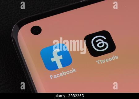 Facebook- und Thread-App-Logo auf dem Bildschirm. Die Instagram Threads App ist eine von Facebook Meta entwickelte Micro-Blogging-Plattform. Stafford, Großbritannien Stockfoto